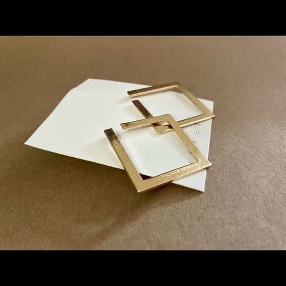 LAST PAIR! 𝅺Gold Square Hoop Earrings - Picture 3 of 3